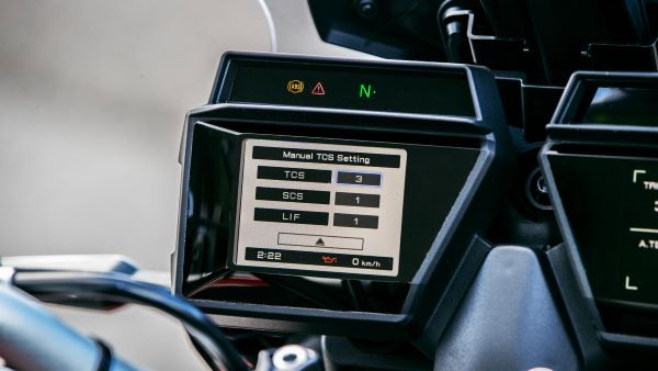 Yamaha TRACER 9 2024 IMU et aides au pilotage