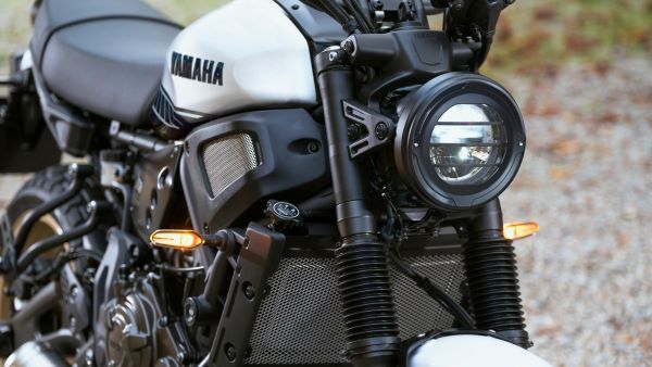 Yamaha Custom XSR 700 Legacy 2024 Eclairage high tech XSR